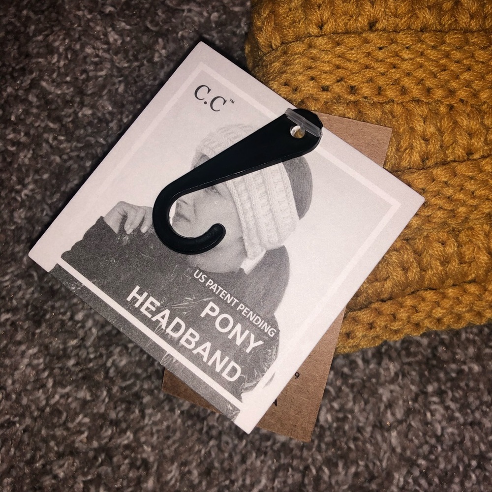 Women’s C.C. Cable Knit Headband - Picture 3 of 7